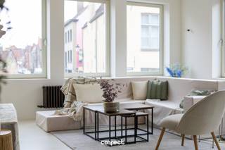 <p><span>In Brugge bevindt zich deze ruime en volledig vernieuwde hoekwoning met een ruime bewoonbare oppervlakte van 224 m². </span></p><p><span> </span></p><p><span>De woning werd recent grondig gerenoveerd en combineert hedendaags wooncomfort met kwalitatieve en smaakvolle afwerking.</span></p><p><span> </span></p><p><span>Bij het binnenkomen ervaart u meteen de aangename leefruimte met haard, die naadloos aansluit op de nieuwe, modern ingerichte keuken. </span></p><p><span> </span></p><p><span>De woning beschikt over 3 volwaardige slaapkamers en een aparte ruimte die perfect kan dienen als bureau of berging.</span></p><p><span> </span></p><p><span>De nieuwe badkamer is uitgerust met een inloopdouche en werd afgewerkt met duurzame kwaliteitsmaterialen, waaronder mortex. </span></p><p><span> </span></p><p><span>Naast het esthetische en functionele comfort werd ook sterk ingezet op energiezuinigheid.</span></p><p><span>Dankzij de doorgedreven renovatie behaalt de woning een bijzonder gunstig EPC van 172 kWh/m², wat garant staat voor een lagere energiekost en een duurzaam wooncomfort op lange termijn.</span></p><p><span> </span></p><p><span>Verder is de elektriciteit volledig conform gekeurd en is de woning asbestveilig. </span></p><p><span> </span></p><p><span>Dankzij de aanwezigheid van twee garages geniet u van extra comfort en praktische parkeermogelijkheden. </span></p><p><span> </span></p><p><span>De charmante hoekligging zorgt voor een aangename lichtinval en een open gevoel.</span></p><p><span> </span></p><p><span> Contacteer Lorenzo voor een bezoek: 0492 08 08 08  lorenzo@correctvastgoed.be</span></p><p><span> </span></p><p><span> Online schattingstool: https://www.correctvastgoed.be/schatting</span></p><p><span> </span></p>
