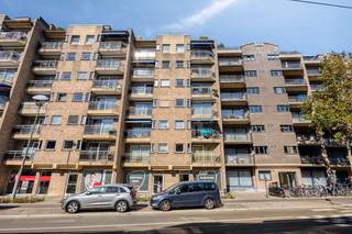 Op een uitstekende ligging aan het prachtige Rivierenhof bevindt zich dit verzorgd appartement (bouwjaar 1995) met rechtstreeks zicht op het park. Dankzij de gunstige oriëntatie geniet u hier van een aangename lichtinval en een rustige woonomgeving, terwijl alle voorzieningen zich in de nabije omgeving bevinden.<br /><br />Het appartement beschikt over een zonovergoten leefruimte met aansluitend de keuken. Vanuit de leefruimte heeft u rechtstreeks toegang tot het terras, waar u comfortabel een tafel en stoelen kan plaatsen om te genieten van het buitenleven.<br /><br />De keuken is volledig ingericht en voorzien van alle comfort, waaronder een kookplaat, dampkap, oven, koelkast, afwasmachine en voldoende opbergkasten. Aansluitend bevindt zich een praktische berging.<br /><br />Verder beschikt het appartement over een apart gastentoilet en een ruime badkamer uitgerust met een douche, ligbad, dubbele wastafel en de aansluitingen van wasmachine en droogkast. Er zijn twee volwaardige slaapkamers waarvan één is ingericht met ingebouwde kast beide slaapkamers geven bovendien toegang tot het terras aan de achterzijde.<br /><br />Alle nutsvoorzieningen (water, gas en elektriciteit) zijn individueel. Het gebouw beschikt over een lift.<br /><br />Tot slot is er de mogelijkheid om een garagebox in het gebouw aan te kopen als supplement. (€30.000)<br /><br />Een ideaal appartement voor wie comfortabel wil wonen op een groene en gegeerde locatie nabij het Rivierenhof.<br /><br />Voor meer informatie of een bezoek ter plaatse, contacteer ons zo snel mogelijk!