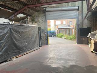 <p><span>HOBOKEN - Dokter Van Raesstraat: </span><span>Magazijn of opslagruimte van 16m² met automatische rolpoort</span></p><p><span><br /></span><span>Dit ideale magazijn of opslagruimte maakt deel uit van een groot overdekt magazijn met camerabewaking en is te bereiken via een grote automatische poort.</span></p><p><span> </span></p><p><span>Adres: Dokter Van Raesstraat 30, 2660 Hoboken</span></p><p><span> </span></p><p><span>Onmiddellijk beschikbaar.</span></p><p><span> </span></p><p><span> </span></p>