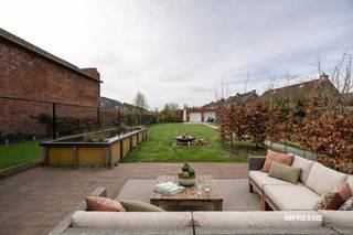 Verscholen in het groene Blaasveld wacht deze smaakvol vernieuwde woning op haar nieuwe bewoners. <br />Dankzij de totaalrenovatie geniet u hier van een eigentijdse woonbeleving, een energiezuinige afwerking en verrassend veel leefruimte – ideaal voor gezinnen die net dat tikkeltje meer zoeken.<br /><br />Bij het binnenkomen wordt u verwelkomd in een ruime en lichtrijke leefruimte, waar grote ramen zorgen voor een open gevoel en een aangename connectie met buiten. <br />Aansluitend bevindt zich de moderne keuken, volledig uitgerust en ontworpen als het kloppende hart van de woning.<br />Naast de leefruimte beschikt het gelijkvloers over verschillende handige opbergmogelijkheden, een gastentoilet en een extra multifunctionele kamer. <br />Deze ruimte laat zich moeiteloos omvormen tot thuiskantoor, praktijkruimte, speelkamer of extra slaapkamer, waardoor de woning perfect inspeelt op de noden van vandaag.<br /><br />Op de eerste verdieping bevinden zich drie comfortabele slaapkamers, een stijlvolle badkamer met uitzicht op het groen en een afzonderlijk toilet. <br />De afgewerkte zolderverdieping creëert nog extra mogelijkheden met twee bijkomende kamers die perfect dienst kunnen doen als kinder-, hobby- of logeerkamer.<br /><br />Ook buiten valt er heel wat te genieten. De zonnige tuin vormt een fijne plek om te ontspannen, terwijl er bovendien de mogelijkheid is om de naastgelegen parkeerplaats met laadpunt aan te kopen voor € 30.000.<br /><br />De ligging combineert rust, groen en bereikbaarheid. Gelegen nabij het nieuwe woonproject Denaeyer woont u hier in een aangename buurt met een dorps karakter, terwijl scholen, winkels en verbindingswegen zich op korte afstand bevinden. Een ideale uitvalsbasis voor wie comfortabel wil wonen in een groene omgeving.<br /><br />Meer info of een bezoek? Contacteer Gino Haeck<br />gino@mondovastgoed.be