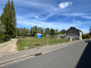 TE KOOP: grond voor 3 woningen of residentiële woningSuper gelegen BOUWGROND met een oppervlakte van 1327 m² (breedte 31 meter - diepte 36)Op deze...