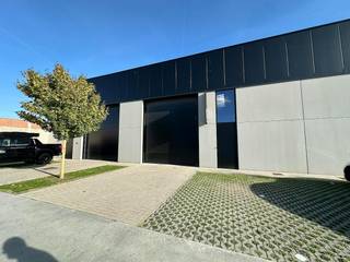 Magazijn van ca. 180 m² te huur in Zwevegem in het project Park Apart. Het magazijn is gelegen in de nabijheid van diverse invalswegen en de autosnelweg. Uitermate geschikt voor opslag en kleine ambacht.<br /><br />Specificaties:<br />- Sectionale poort (elektrisch) 4m Br x 4,5m H;<br />- Polybeton ;<br />- Lichtkoepel ;<br />- Vrije hoogte: 6m ;<br />- Aan- en afvoer van water aanwezig ;<br />- 2 voorliggende parkeerplaatsen.<br /><br />Beschikbaar vanaf 01/12/2026!<br /><br />Bent u op zoek naar een magazijn in Zwevegem? Aarzel dan zeker niet om ons te contacteren op het nummer 056 21 11 11.
