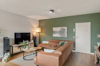 <p><strong>Instapklaar appartement met 2 slaapkamers, ruim terras, garage en kelderberging in Achterbroek</strong></p>
<p><strong>Huurprijs: 1.050,- EUR per maand + 20 EUR per maand gemeenschappelijke kosten</strong><br /><strong>Kosten plaatsbeschrijving zijn 50/50 te betalen door huurder en verhuurder</strong><br /><strong>Huurwaarborg = 3 maanden</strong><br /><strong>Beschikbaar per 01/10/2026</strong><br />***</p>
<p><strong>Indeling<br /></strong>- Inkomhal met toegang tot de verschillende ruimtes<br />- <strong>Ruime en lichtrijke leefruimte</strong> met groot aluminium schuifraam<br />- Rechtstreekse toegang tot het <strong>ruime terras</strong><br />- De <strong>open, recent vernieuwde keuken</strong> sluit naadloos aan op de leefruimte en is uitgerust met een inductiekookplaat, dampkap, combi-oven en vaatwasser en biedt veel werk- en opbergruimte<br />- Praktische berging met aansluitingen voor wasmachine en droogkast<br />-<strong> Ruime master bedroom</strong> <br />- Tweede slaapkamer<br />- Badkamer uitgerust met een ligbad met douchemogelijkheid, dubbele lavabo en modern badkamermeubel<br />- Apart gastentoilet</p>
<p><strong>Bijzonderheden:<br />- GEEN LIFT<br /></strong>-<strong> Centrale ligging</strong> nabij winkels, scholen en centrum Achterbroek<strong><br /></strong>-<strong> Ruim terras</strong><strong><br /></strong>- <strong>Afzonderlijke garage </strong>met electriciteit<strong><br /></strong>- <strong>Privatieve kelderberging<br /></strong>- <strong>Gunstig EPC<br /></strong>- Instapklaar appartement met lage onderhoudskosten</p>
<p></p>
<p></p>