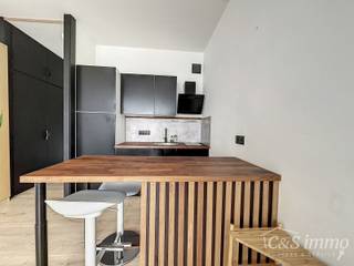 Op zoek naar een interessante investering met meerwaarde? Deze studio met renovatiepotentieel is ideaal gelegen nabij het Centraal Station en op wandelafstand van het bruisende centrum van Antwerpen.<br /><br />De studio beschikt over een inkomhal met maatkasten, wat zorgt voor praktische opbergruimte. De woon- en slaapruimte is compact en functioneel ingericht. Aansluitend vindt u de open keuken, uitgerust met een keramische kookplaat, dampkap en koelkast.<br /><br />De badkamer is voorzien van een douchecabine, toilet, lavabo en spiegel.<br /><br />Hoewel de studio opfrissing of renovatie kan gebruiken, biedt dit net een uitstekende kans om het pand naar eigen smaak te moderniseren en de waarde te verhogen.<br /><br />Dankzij de centrale ligging en de individuele elektriciteitsmeter is dit een ideale opportuniteit voor investeerders of starters.<br /><br />Troeven:<br /><br />Topligging nabij station en centrum<br />Interessant renovatieproject met potentieel<br />Praktische indeling<br />Ideaal als investering