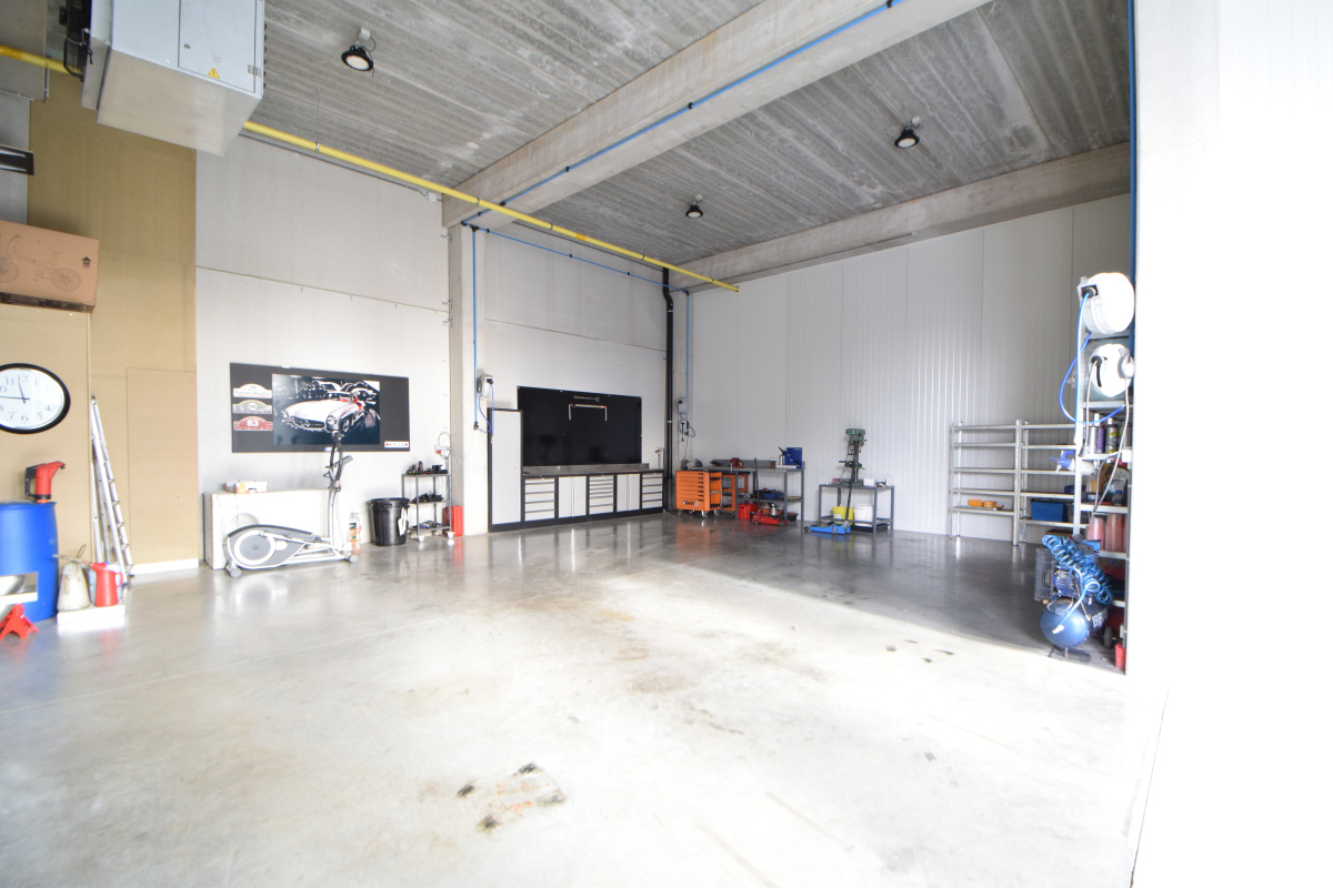 KMO-unit/ magazijn van 200 m² + kantoorruimte met sanitair en 3 autostaanplaatsen.   - foto 5