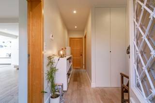 Te koop – Veldstraat 32, 8200 Brugge<br />In een bijzonder rustige, groene en boomrijke fietsstraat in Sint-Michiels , vindt u deze charmante en lichtrijke woning. <br />Op uitstekende ligging : op wandelafstand van het station van Brugge &amp; verschillende scholen, en met een vlotte aansluiting naar de autostrade E40 en E403.<br /><br />Ligging<br />• Rustige, groene straat met veel bomen <br />• Gelegen in een fietsstraat (weinig verkeer) <br />• Gegeerde buurt Sint-Michiels (Brugge) <br />• Op wandelafstand van station Brugge <br />• Vlotte aansluiting naar de E40 en E403 richting Kortrijk en Gent<br /><br />Woning<br />• Instapklare en zeer lichtrijke woning <br />• Veel ingebouwde kasten doorheen de woning <br />• Praktische en aangename indeling <br />• Warme, gezellige sfeer<br /><br />Leefruimte<br />• Ruime, lichtrijke living <br />• Ingebouwde kasten <br />• Comfortabele &amp; huiselijke sfeer<br /><br />Keuken (eyecatcher)<br />• Uitzicht op het groen achteraan <br />• Keukeneiland met zitruimte <br />• Marokkaanse tegeltjes als karaktervol detail <br />• Lichtkoepel voor extra daglicht <br />• Ingebouwde spotverlichting in plafond <br />• Volledig uitgeruste keuken <br /><br />Tuin – grote troef<br />• Zeer ruime en zonnige tuin <br />• Meerdere gezellige zithoekjes<br />• Sfeervolle paadjes doorheen de tuin <br />• Idyllische bron in het midden van de tuin<br />• Veel privacy en groenbeleving<br />• Zonnepanelen<br /><br />Badkamer<br />• Ruime, lichtrijke badkamer <br />• Dubbele lavabo <br />• Moderne douche <br />• Ingebouwde kasten <br />• Veel spiegels<br /><br />Slaapkamers &amp; extra ruimte<br />• 3 ruime slaapkamers <br />• Alle kamers met ingebouwde kasten <br />• Veel natuurlijke lichtinval <br />• Extra kamer/bureau - Mogelijkheid tot 4e slaapkamer - Momenteel bureau / slaapkamer<br />• Zolder<br /><br /><br />Wij organiseren een bezoekdag op zondag 10 mei vanaf 11u.<br />Interesse?<br />Bij interesse of voor meer informatie kan u contact opnemen via:<br />deborah@vicusvastgoed.be<br />0479/768.126