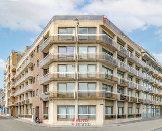 Deze studio op AAA-ligging omvat: inkomhal met 2 bergkasten; badkamer met toilet, lavabo en bad; living met kitchinette; zijdelings terras.Dit pand...