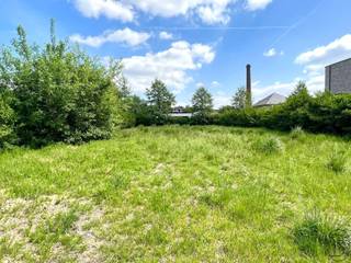 Residentieel gelegen mooie BOUWGROND voor VILLA. Reeds omheind en deels aangelegde TUIN. Moderne VILLA mogelijk. Geen bouwverplichting.