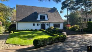 <div>
<div>
<div>
<p>In een uiterst gegeerde en residentiële omgeving, op wandelafstand van de Boslaan, bevindt zich deze alleenstaande villa op een prachtig perceel van ca. 1.700 m², perfect georiënteerd en gelegen in een doodlopende straat die absolute rust en privacy garandeert. De eigendom biedt meerdere mogelijkheden naar renovatieproject of nieuwbouw. Indeling: Bij het binnenkomen wordt u verwelkomd in een ruime inkomhal met vestiaire en gastentoilet. De lichtrijke leefruimte met gezellige zithoek en eetplaats geeft uit op de zonnige, zuidgerichte terrassen en de schitterende tuin. Aansluitend bevindt zich een volledig uitgeruste keuken. Verder beschikt het gelijkvloers over een royale bureau- of tv-ruimte met een mooi zicht op de tuin langs beide zijden, evenals een extra afzonderlijk bureel. Op de eerste verdieping bevinden zich vier volwaardige slaapkamers en drie badkamers, een apart toilet en een praktische berging. De tweede verdieping : ruime zolderkamer die zich perfect leent als polyvalente ruimte, hobbykamer of kan worden ingericht als twee extra slaapkamers. De woning is volledig onderkelderd en beschikt over een ruime inpandige garage met plaats voor maar liefst vier wagens. Meerdere wagens op de oprit. De magnifieke tuin met ideale oriëntatie vormt een oase van rust waar u in alle privacy kunt genieten van zon en natuur.</p>
</div>
</div>
</div>
<span></span>
<div>
<div></div>
</div>