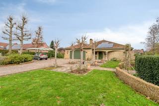 In de Steenveldstraat te Ronse, op wandelafstand van het Hotondbos en fietsafstand van het centrum, vinden we deze ruime laagbouwvilla terug. INDELING Inkomhal met toilet - eetkamer - keuken - wintertuin - leefruimte - veranda - inpandige garage - berging - slaapkamer 1 - slaapkamer 2 - badkamer - slaapkamer 3 met douche - wasplaats Extra: - kelder - zolder - carport - pergola en tuinhuisAlgemene info: - zonnepanelen met thuisbatterij aanwezig - 20.000 l regenwater - verwarming op gas + speksteenkachel - meerdere terrassen rondom de woning