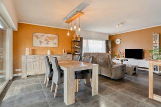 Vrijstaande laagbouw op een perceel van circa 852 m² in een uitermate rustige kindvriendelijke omgeving!<br /><br />Deze gerenoveerde woning is uitermate rustig gelegen in een groene omgeving zonder doorlopend verkeer en toch op wandel -en fietsafstand van winkels, scholen, en andere faciliteiten.<br /><br />Indeling: inkomhal, open en lichtrijke woonkamer met salon/eetplaats, open keuken, badkamer, wasplaats, toilet, 2 ruime slaapkamers en 1 kleine slaapkamer/bureau.<br /><br />Omschrijving:<br />De woning bestaat uit een inkomhal die toegang biedt tot de verschillende ruimtes. De leefruimte omvat een gezellige zithoek en een lichtrijke eetkamer. Aansluitend bevindt zich de open keuken met kookeiland. Vanuit de keuken en eetkamer heb je een mooi zicht op de tuin.<br /><br />Verder zijn er 2 ruime slaapkamers en een bureauruimte/kleine slaapkamer aanwezig. De badkamer is uitgerust met een lavabo en een douche. Daarnaast beschikt de woning over een apart gastentoilet en een praktische wasplaats. <br /><br />Buiten vind je een aangelegde oprit, een aangename tuin met zuidgericht terras, een poolhouse achteraan en een afzonderlijke garage plus carport.<br /><br />Bijzonderheden:<br /><br />* Rustige, groene en toch centrale omgeving.<br />* Garage, carport en poolhouse<br />* Ruime tuin<br />* Geen renovatie verplichting: energielabel C<br />* Volledige renovatie in 2019.<br />* Elektriciteit is conform<br />* Asbestveilig