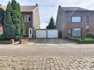 Aan de Kalmthoutse Steenweg in Wuustwezel bieden wij dit mooie perceel grond te koop aan. Het terrein is uitstekend gelegen op wandelafstand van de dorpskern, waardoor winkels, openbaar vervoer en lokale voorzieningen altijd dichtbij zijn.<br /><br />De grond heeft de volgende kenmerken:<br />- Totale oppervlakte: 350 m²<br />- Perceelbreedte: 7 m<br />- Perceeldiepte: 50 m<br /><br />Een ideale kans voor wie graag een eigen stukje grond bezit nabij het centrum.<br />Let op: om als bouwgrond aan te kopen verwijzen wij kandidaat-kopers door naar gemeente Wuustwezel > stedenbouwkundig attest.<br /><br />Voor meer informatie, neem contact op met ons kantoor: 03/369.42.50 of veerle.pierar@dewaele.com<br /><br />(ver-)Kopen of (ver-)huren in de Noorderkempen?<br />Met vragen kan u altijd bij ons terecht!<br />Dewaele Vastgoed<br /><br />Bestuursmaatregelen in het maatregelenregister: nee