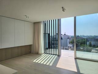 Ruime zuid-gericht penthouse gelegen in het centrum van Koksijde-Bad op het 6de verdiep van de nieuwbouwresidentie 'Coxy-Dunes'. <br />Dit 2-slaapkamer appartement werd tot in de puntjes afgewerkt en omvat: <br />Inkom, woonkamer met open keuken voorzien van een ruime berging, 2 slaapkamers met inmaakkasten, badkamer met inloopdouche, toilet en 2 ruime terrassen waar u de hele dag door kunt genieten van de zon en avondzon.