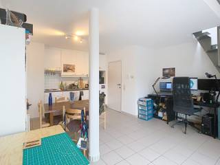 <p>Cet appartement prêt à emménager avec 1 chambre séduit par son agencement fonctionnel, sa terrasse et sa vue agréable sur la verdure. Il offre un cadre de vie confortable tout en proposant plusieurs atouts pratiques pour le quotidien, notamment une cave et une place de parking. Dès l'entrée, le hall d'entrée assure une transition agréable vers les différentes pièces de l'appartement. La pièce de vie constitue le cœur du logement. Elle accueille une cuisine ouverte qui s'intègre naturellement dans l'espace et crée une atmosphère conviviale, idéale pour combiner les moments de détente et les repas au quotidien. Depuis la pièce de vie, vous accédez à la terrasse, un espace extérieur agréable avec vue sur la verdure. Cette terrasse apporte une belle ouverture au logement et vous permet de profiter pleinement d'un peu d'espace extérieur. L'appartement dispose également d'une chambre et d'une salle de bains équipée d'une douche. L'agencement clair et pratique permet d'aménager facilement les espaces selon vos envies et de profiter rapidement d'un intérieur confortable. Une cave offre un espace de rangement supplémentaire pour vos affaires personnelles. La place de parking constitue également un avantage appréciable au quotidien. Avec un certificat énergétique C, cet appartement présente une base confortable pour une occupation immédiate. Ce bien conviendra à celles et ceux qui recherchent un appartement avec 1 chambre, terrasse avec vue sur la verdure, cuisine ouverte, cave et place de parking. Venez découvrir cet appartement prêt à emménager et imaginez votre futur cadre de vie.</p>