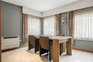 Ben jij op zoek naar een betaalbare woonst in Oostkamp/Ruddervoorde? Wil je eveneens een garage hebben? Wil je een rustige ligging hebben? Gevonden!<br /><br />Dit ruime appartement (98 m2) is gelegen in de Sportstraat te Ruddervoorde.<br />Het gebouw heeft nauwelijks gemeenschappelijke kosten (geen syndicus), dus eveneens interessant voor investeerders!<br /><br />Het appartement bestaat uit:<br />inkomhal<br />ruime leefruimte met open keuken<br />twee ruime slaapkamers (17 &amp; 13 m2)<br />badkamer met ligbad en douche<br />berging met aansluiting wasmachine<br />apart toilet<br /><br />Meer info?<br />Bel Nicola 7/7 via 0479/43 30 86!