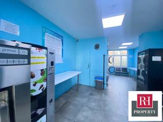 Op een uitstekende locatie, vlakbij het metrostation Pétillon en op slechts enkele minuten van Rond-Point-Montgomery, biedt Rh Property u de mogelijkheid om een winkelruimte van ongeveer 75m² te verwerven met een binnenplaats van ±20m² en een ruime kelder van ±20m². Deze ruimte wordt gebruikt als wasruimte en is verhuurd tot 2030. Uitstekende investeringsmogelijkheid in verhuur.
Voor meer informatie, gelieve ons te contacteren op 02 662 04 92. www.rhproperty.be