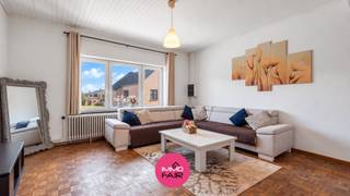 Dit bijzonder ruime duplexappartement met 4 slaapkamers ligt aan de Bessemerstraat in Lanaken, vlakbij het centrum. Winkels, scholen, openbaar vervoer en andere dagelijkse voorzieningen bevinden zich in de nabije omgeving. Ook Maastricht, Genk en omliggende gemeenten zijn vlot bereikbaar.<br /><br />Met maar liefst circa 206 m² woonplezier biedt het appartement opvallend veel ruimte. Bovendien beschikt het over een gunstig EPC-label B met een energiescore van 194 kWh/m² per jaar.<br /><br />De indeling is als volgt:<br /><br />Via de trap in de inkomhal bereik je de private woonvertrekken. <br /><br />Op de eerste etage is de leefruimte van circa 37 m² ingedeeld in een gezellige zithoek met eetkamer. Dankzij de grote raampartijen je hier van een aangename lichtinval. Aansluitend bevindt zich een recente keuken met voldoende kastruimte en diverse keukentoestellen.<br /><br />Verder zijn er op deze verdieping nog twee ruime slaapkamers van circa 17 m² en 14 m². De vernieuwde badkamer is betegeld en uitgerust met een douche, een dubbel wastafelmeubel en een toilet. Daarnaast is er een afzonderlijke was-/bergruimte van circa 11 m².<br /><br />De 2de etage biedt nog eens bijzonder veel ruimte. Hier bevinden zich nog twee extra kamers, eentje van 16 m² en de tweede slaapkamer biedt maar liefst 35 m² woonplezier. Verder is er nog extra vertrek van circa 20 m², die naar eigen wens kan worden ingericht als bureau, hobbyruimte, speelkamer of extra zithoek.<br /><br />Troeven:<br />✓ 206 m² bewoonbare oppervlakte<br />✓ 4 ruime slaapkamers<br />✓ EPC-label B – 194 kWh/m² per jaar<br />✓ Centrale ligging in Lanaken<br /><br />Op zoek naar betaalbaar wonen met éxtra-veel woonruimte? Mail dan vandaag nog naar quinten@immofair.be!