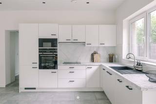<p><span>Belsele - Volledig gerenoveerde en energiezuinige halfopen bebouwing met lichtrijke leefruimte en tuin </span></p><p><span>Op zoek naar een woning waar u zonder zorgen kunt intrekken? Deze volledig gerenoveerde halfopen bebouwing combineert hedendaags wooncomfort met energiezuinig wonen en een praktische indeling. De woning werd in 2023 grondig vernieuwd met aandacht voor kwaliteit, lichtinval en functionaliteit.</span></p><p><span>De woning geniet van een uitstekende ligging aan de rand van Belsele, waar u de charme van een aangename deelgemeente combineert met de nabijheid van het centrum van Sint-Niklaas. Op slechts ca. 1,5 km bevindt zich het stadscentrum, waardoor winkels, scholen, het station en horeca vlot bereikbaar zijn met de fiets of te voet. Dankzij de snelle aansluiting op de E17 en de N41 geniet u bovendien van een uitstekende bereikbaarheid. </span></p><p><span>Belangrijkste troeven:</span></p><p><span>- Volledig gerenoveerd en instapklaar sinds 2023 </span></p><p><span>- Praktische oprit voor wagen en fietsen </span></p><p><span>- Nieuwe achterbouw met ruime en lichtrijke leefruimte </span></p><p><span>- Veelzijdige ruimte voor bureau, praktijk of extra slaapkamer </span></p><p><span>- Twee volwaardige badkamers </span></p><p><span>- EPC A, conforme elektriciteit en asbestveilig </span></p><p><span>Indeling</span><span><br />U betreedt de woning via de inkomhal die toegang geeft tot de lichtrijke leefruimte met open keuken. Deze leefruimte bevindt zich in de nieuwe achterbouw uit 2023 en vormt dankzij de grote raampartijen een aangename plek met een mooie verbinding naar de tuin. De moderne keuken werd volledig vernieuwd en is uitgerust met alle nodige toestellen. De open indeling zorgt voor een gezellige leefomgeving waar koken en samen genieten centraal staan.</span></p><p><span>Op het gelijkvloers bevindt zich daarnaast een ruime polyvalente kamer met tal van mogelijkheden. Deze ruimte kan perfect ingericht worden als derde slaapkamer, bureauruimte of praktijkruimte, waardoor de woning flexibel inspeelt op de noden van vandaag. Verder is er een ruime badkamer aanwezig met ligbad, inloopdouche, dubbele lavabo en toilet.</span></p><p><span>Op de eerste verdieping bevinden zich twee ruime slaapkamers en een tweede badkamer met inloopdouche, lavabo en toilet. Daarnaast is er nog een extra kleinere kamer aanwezig die perfect kan dienen als dressing, bureauruimte of praktische bergruimte. </span></p><p><span>De woning beschikt daarnaast over een praktische kelder, vernieuwde betonnen tussenvloeren, ramen met driedubbel glas, een recente centrale verwarmingsinstallatie op aardgas (2023), ventilatiesysteem C en een regenwaterput met triplexfiltersysteem. Dankzij de 10 zonnepanelen en de energiezuinige technieken geniet u hier van een toekomstgerichte woning met beperkt energieverbruik.</span></p><p><span>Ook buiten is het aangenaam vertoeven. De verzorgde tuin biedt een rustige plek om te ontspannen en te genieten van zonnige dagen. De praktische oprit zorgt bovendien voor extra comfort en biedt plaats voor een wagen en fietsen.</span></p><p><span>Een ideale woning voor wie op zoek is naar een moderne, energiezuinige en instapklare thuis.</span></p><p><span>Richtprijs: 429.000 euro</span></p>