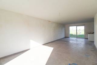 <strong>Energiezuinige nieuwbouwwoning</strong> te huur gelegen langs de <strong>Simonne Brugghestraat </strong>te Roeselare.<br />Deze woning beschikt over alle nodige <strong>hedendaagse comfort</strong> en is bovendien bijzonder <strong>lichtrijk</strong>!<br />Het is dichtbij winkels, scholen en op enkele minuten van de autostrade en invalswegen.<br />De woning is <strong>uiterst energiezuinig </strong>met<strong> EPC A.</strong> <br />Het is aangesloten op het <strong>warmtenet </strong>wat zorgt voor een <strong>laag verbruik. </strong><br /><br />Gelijkvloers bestaande uit inkom, gastentoilet, <strong>leefruimte met open keuken </strong>en zicht op de <strong>zonnige, Zuid gerichte tuin</strong>.<br />De <strong>keuken is volledig geïnstalleerd</strong> met o.a. een vaatwasmachine. Beneden is er ook nog een <strong>berging met wasplaats</strong>. <br />Op het verdiep vinden we <strong>drie ruime slaapkamers</strong>, <strong>badkamer met bad en douche</strong> en een <strong>apart toilet</strong>.<br />Buiten is er een <strong>private parkeerplaats</strong>. <br /><br /><em>Leuke extra! Je kan gebruik maken van een promotie bij Telenet of Proximus omdat het de eerste bewoning is van het pand. <br />Bij de leverancier naar keuze krijg je 6 maanden gratis internet/TV/telefonie.</em><br /><br /><strong>Huurprijs € 1.050 per maand.<br />De woning is beschikbaar vanaf december.</strong>