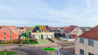 In een rustige en aangename buurt van Middelkerke bevindt zich deze instapklare halfopen woning in de Loskaaistraat. Een eigentijdse woonst...