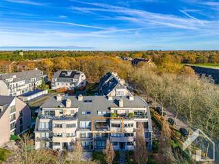 Instapklaar luxe appartement op de tweede verdieping (met lift) bestaande uit een inkomhal op authentieke blauwe hardsteen, gastentoilet,...