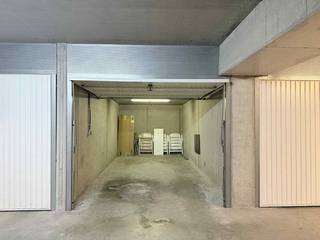 Deze garagebox is gelegen in het complex The Classics Fase 3 aan de Lavendelweg 2G in Middelkerke. Het betreft een ruime box, gunstig gelegen met een vlotte toegang vanaf de openbare weg. De locatie bevindt zich op korte wandelafstand van de Zeedijk.De box beschikt over de volgende afmetingen:- Hoogte: 2,06 m- Inrijbreedte: 2,38 m- Breedte: 2,72 m- Diepte: 5,98 mInteresse? Neem contact op voor meer informatie of om een bezichtiging te regelen!