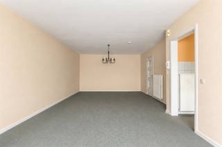 <p>Dit verzorgde gelijkvloerse appartement heeft een <strong>bewoonbare oppervlakte van 93 m²</strong>, 2 slaapkamers, een <strong>prachtige, zonnige tuin</strong>, en optioneel een <strong>externe garagebox</strong>. Bij het betreden van het appartement komt u in de inkomhal met praktische ingemaakte kasten en een apart gastentoilet. Vanuit de hal heeft u toegang tot de verschillende ruimtes van de woning, waaronder de <strong>aangename leefruimte</strong>. Aansluitend bevindt zich de gesloten, geïnstalleerde keuken, uitgerust met een koelkast, vriezer, keramische kookplaat, oven, dampkap en tal van ingemaakte kasten, waardoor er voldoende opbergruimte aanwezig is.</p><p>Verder beschikt het appartement over een badkamer met douche, lavabomeubel en een tweede toilet. Daarnaast is er een <strong>handige berging</strong> voorzien van aansluitingen voor een wasmachine en droogkast. Het appartement telt <strong>twee volwaardige slaapkamers</strong>, waarvan één rechtstreeks toegang geeft tot de prachtige achtertuin. Via de tuin bereikt u de garagebox die optioneel mee aan te kopen is à € 30.000,00.</p><p>Extra troeven:<br />- Garagebox optioneel aan te kopen à € 30.000,00 (vaste prijs)<br />- Rolluiken aanwezig<br />- EPC: 127 kWh/m² (B-score -> GEEN renovatieverplichting)<br />- Centrale ligging op wandelafstand van winkels, horeca en openbaar vervoer<br />- Woongebied, geen VKR<br />- Het maatregelenregister en stedenbouwkundig uittreksel is in aanvraag</p><p>Voor meer info ga naar www.coenenvastgoed.be of bel 03/375.82.92<br /> </p>