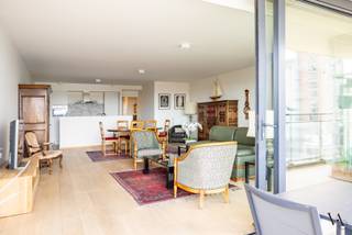 Op de 7e verdieping bevindt zich dit ruime en lichtrijke appartement van meer dan 130m² met een uitzonderlijk uitzicht over de Leuvense jachthaven, het historische stadscentrum en verschillende historische gebouwen.<br /><br />Je betreedt het appartement via de inkomhal met een eerste ruime (was)berging en apart toilet. Verder door kom je in de royale leefruimte met open en volledig geïnstalleerde keuken. Van hieruit heb je via grote schuiframen toegang tot het zonnige terras met zicht over de Leuvense jachthaven en het historische centrum. Hier is tevens een berging aanwezig.<br /><br />In de nachthal bevinden zich 2 erg ruime slaapkamers, een vernieuwde badkamer (2020) met inloopdouche en dubbele lavabo en nog een extra bergruimte. Dankzij het gunstige EPC A woont u bovendien energiezuinig en comfortabel.<br /><br />Een ondergrondse autostaanplaats (nr. 96 op niveau -1) is inbegrepen in de huurprijs. Het appartement is onmiddellijk beschikbaar en wordt ongemeubeld verhuurd.<br /><br />Een unieke woonkans voor wie op zoek is naar ruimte, comfort en een topligging met een van de mooiste uitzichten van Leuven.<br />Contacteer ons voor meer info of een bezoek ter plaatse.