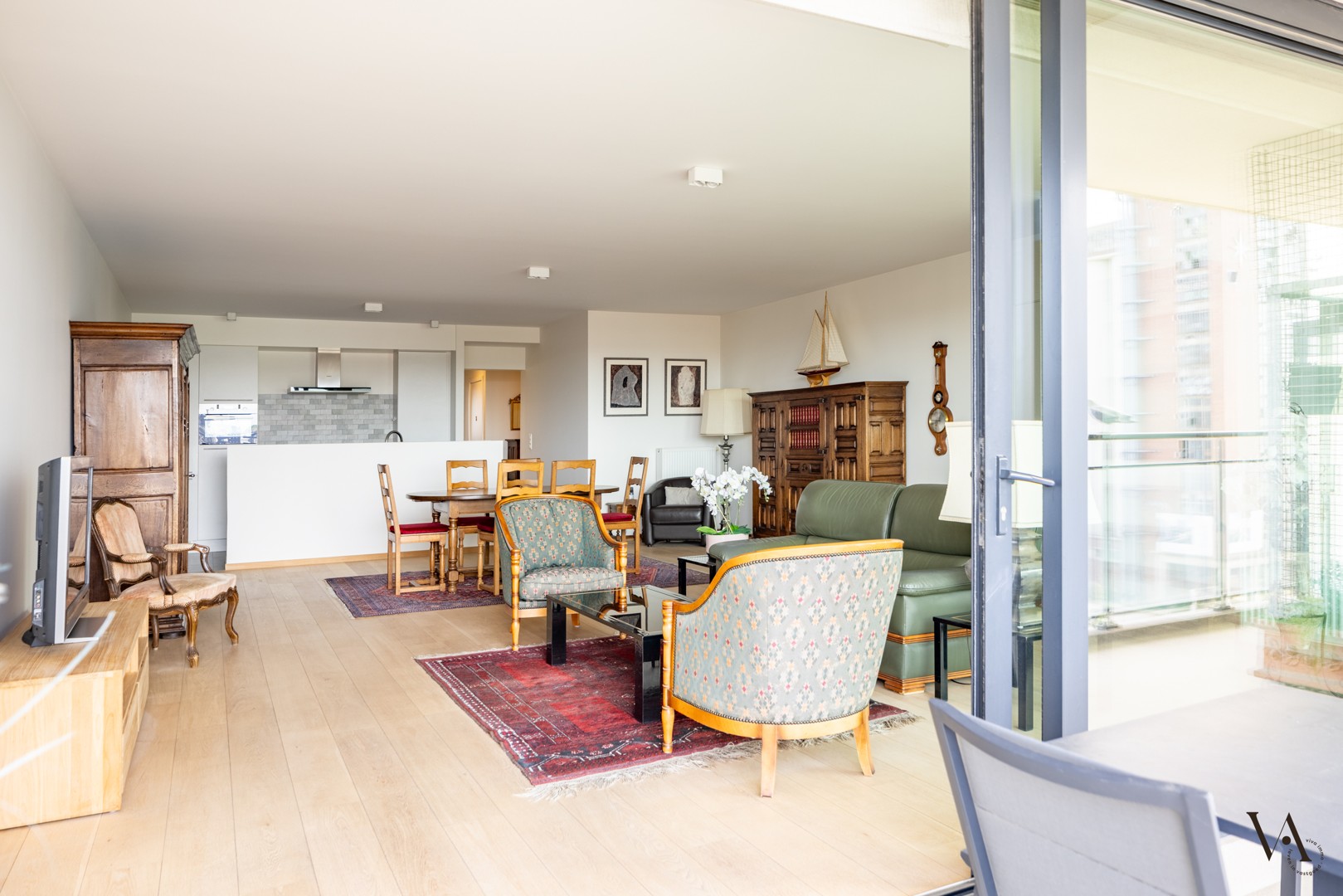 Ruim appartement met 2 slaapkamers en prachtig uitzicht over de jachthaven en het historische centrum - foto 2