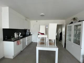 Ruim en lichtrijk appartement gelegen aan de Torhoutsesteenweg 177. Het beschikt over één zeer grote slaapkamer, een ruime badkamer...