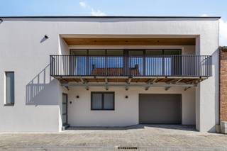 <span><span>In een rustige zijstraat van het West-Vlaamse polderdorpje <strong>Nieuwkapelle</strong>, deelgemeente van <strong>Diksmuide</strong>, stellen we u deze <strong>strakke en vooruitstrevende nieuwbouw woning</strong> voor. De woning kan genieten van een goede verbinding naar het centrum van stad Diksmuide en is bovendien ook gelegen op een boogscheut van de Ijzervallei, de Blankaart en de putten van Nieuwkapelle waar u kan vertoeven in alle rust.<br />Deze ruime nieuwbouw werd door de huidige eigenaar opgericht met veel aandacht voor kwaliteit, energiezuinigheid, comfort en functionaliteit. Zo is de woning onder meer voorzien van <strong>intelligente besturing (Loxone)</strong>, zeer <strong>energie-efficiënt</strong> en praktisch. Daarnaast wordt er verwarmd met <strong>vloerverwarming</strong> aangestuurd door een <strong>full electric warmtepomp</strong> (lucht-water). Ook beschikt men nog over <strong>6 zonnepanelen</strong> (2700 Wp), ventilatie C+ en hoogrendementsbeglazing. Dit alles resulteert in een <strong>uitstekende energiescore van 69 kWh/(m<sup>2</sup>jaar): energielabel A! </strong><br /><br /><u>De indeling van de ruimtes is als volgt:</u><br />Gelijkvloers: inkom- en traphal met doorlopende gang - gastentoilet met handenwasser - berging onder trap - <strong>modern ingerichte badkamer</strong> met vrijstaand ovaal ligbad, douche en dubbel lavabomeubel (opbouw waskom) - slaapkamer 1 - slaapkamer 2 - <strong>grote, inpandige garage</strong> met sectionaalpoort en plaats voor alle technieken.<br />Eerste verdieping: hal - apart toilet - slaapkamer 3 - wasplaats/berging - <strong>royale, lichtrijke leefruimte met open, kwalitatief ingerichte keuken (Dovy)</strong> voorzien van alle toestellen (koelkast, vriesvak, inductie kookplaat, dampkap, spoelbak, vaatwasser, ruim werkblad met plaats voor barstoeltjes).<br />Exterieur: aangelegde en omheinde tuin met terras - balkonterras zowel vooraan als achteraan.<br /><br /><u>Enkele troeven:</u></span></span>
<ul>
<li><span><span>Ruime, bewoonbare oppervlakte met <strong>3 volwaardige slaapkamers</strong>;</span></span></li>
<li><span><span>Instapklaar, energiezuinig en vooruitstrevend;</span></span></li>
<li><span><span>Energie-efficiënt (Loxone);</span></span></li>
<li><span><span><strong>Regenwaterput van 10.000 l</strong>;</span></span></li>
<li><span><span>Voor- en achtergevel afgewerkt in kalei;</span></span></li>
<li><span><span>Schilderwerken reeds uitgevoerd.</span></span></li>
</ul>
<em><span><span>Verkoop onder btw-stelsel. Prijs excl. schilderwerken.</span></span></em><br /><span><span>Wenst u meer informatie? Of liever een plaatsbezoek? Contacteer Diksimmo op het nummer <strong>051 50 11 51</strong> of mail naar <strong>diksmuide@diksimmo.be</strong>.</span></span>