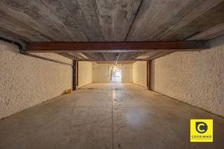 <h2><span>Entrepôt/garage unique d'environ 360 m² à vendre sur la Markgravelei </span></h2><p><span>Bienvenue dans cet espace de garage et d'entrepôt exceptionnellement spacieux d'environ 360 m², situé à un emplacement stratégique sur la Markgravelei. Un bien de cette superficie, avec un tel agencement et des possibilités d’utilisation aussi variées, est particulièrement rare à cet emplacement et offre une opportunité unique aux entrepreneurs, investisseurs et particuliers.</span></p><p><span>Derrière la magnifique façade authentique se cache un espace étonnamment vaste et polyvalent qui peut être aménagé entièrement selon vos propres souhaits. Pensez par exemple à une entreprise de construction locale, un installateur, un atelier, une collection de voitures de collection, un site de commerce en ligne, un espace de stockage, un atelier ou une combinaison de bureaux et d'espace de stockage.</span></p><h3><span>Vaste rez-de-chaussée</span></h3><p><span>Le rez-de-chaussée offre une superficie d’environ 218 m² et a récemment été doté d’un nouveau sol en béton, ce qui permet de limiter les travaux de rénovation à cet étage.</span></p><p><span>L'accès se fait par un portail automatique d'environ 3,80 m de large et 2,20 m de haut, ce qui permet un accès aisé aux véhicules, au matériel et aux marchandises. Cet espace ouvert peut être aménagé entièrement selon les besoins du nouveau propriétaire.</span></p><h3><span>Espaces supplémentaires aux étages</span></h3><p><span>Au premier étage, d’une superficie d’environ 80 m², se trouvent trois pièces. Une partie de celles-ci est déjà revêtue de plaques de plâtre et peut être aménagée et optimisée selon vos goûts. Ces espaces se prêtent parfaitement à l’aménagement de bureaux, de salles de réunion, d’ateliers ou d’espaces de travail auxiliaires.</span></p><p><span>Le deuxième étage, d’une superficie d’environ 62 m², comprend également trois pièces. Cet étage offre lui aussi de nombreuses possibilités et peut parfaitement être aménagé en espace de bureau, atelier, local de stockage ou espace polyvalent.</span></p><p><span>Les deux étages sont équipés du chauffage et disposent déjà de sanitaires avec toilettes. Il est en outre possible d’aménager une cuisine et/ou une salle de bains.</span></p><p><span>La combinaison d’un charme authentique, d’une superficie exceptionnelle, d’un accès pratique, de plusieurs étages et de possibilités d’utilisation polyvalentes fait de ce bien une offre exceptionnelle.</span></p><p><span> </span></p><h3><span>Les atouts en bref</span></h3><ul><li><span>Immeuble unique et rare situé sur la Markgravelei</span></li><li><span>Surface totale d’environ 360 m²</span></li><li><span>Nouveau sol en béton au rez-de-chaussée</span></li><li><span>Porte automatique d’environ 3,80 m de large et 2,20 m de haut</span></li><li><span>Toitures en bon état</span></li><li><span>Installation électrique conforme</span></li><li><span>Sans amiante</span></li><li><span>Installations sanitaires déjà en place</span></li><li><span>Nombreuses possibilités d'utilisation : entreprise, atelier, entrepôt, e-commerce, bureaux, voitures de collection, entreprise de construction, travaux d'installation…</span></li><li><span>Un local pouvant être aménagé selon vos propres souhaits</span></li></ul><p><span> </span></p><p><span>Une opportunité unique dans un emplacement stratégique sur la Markgravelei pour ceux qui recherchent de l'espace, de la flexibilité et des possibilités.</span></p>