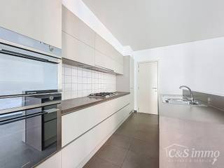 Prachtige duplex op het Eilandje in de Londenstraat, gelegen op de 3de en 4de verdieping van een verzorgd gebouw. De lift komt rechtstreeks uit in het appartement, wat zorgt voor extra comfort en privacy. Op de 4de verdieping bevindt zich de ruime en lichtrijke leefruimte met een zuidgericht terras aan de voorzijde. Achteraan is er een tweede terras, grenzend aan de open keuken. De keuken is volledig uitgerust met kookvuur, dampkap, microgolf, oven, vaatwasser, koelkast en vriezer. Aansluitend is er een handige berging met aansluiting voor wasmachine. Op de 3de verdieping bevinden zich twee slaapkamers, elk met een eigen badkamer, evenals een apart toilet. Het appartement is bovendien uitgerust met airconditioning. Deze stijlvolle duplex combineert ruimte, licht en luxe op een toplocatie op het Eilandje, vlakbij het water, restaurants en openbaar vervoer. Onmiddelijk beschikbaar. Gemeenschappelijke koer.