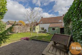 <p>EERSTE BEZOEKMOMENT - zat. 28/03 tss. 10u en 14u (op afspraak - 053/60.65.60)</p>
<p>DENDERHOUTEM/HAALTERT - Deze charmante woning in Hoevestijl bevindt zich in een zeer rustige, autoluwe straat in het rustige Denderhoutem.<br />De woning leent zich perfect voor een gezin met kinderen of als starterswoning.<br />Vanaf 2019 tot heden werd er heel wat gerenoveerd, zo werd er een gasaansluiting gemaakt met hoogrendementsketel, overal dubbel HR glas geplaatst, nieuwe badkamer met mooie inloopdouche en 2de toilet, nieuwe trap, elektriciteit conform gemaakt, installatie van een inbouwcassette met hout voor gezellige avonden, kortom, dit gezellige huis is compleet instapklaar en wacht op een nieuwe eigenaar die het net zo goed zal onderhouden als de huidige eigenaars. Naast de conforme elektriciteit is er ook een blanco asbestrapport.<br />De woning bevat een grondwaterput met handpomp.<br />De indeling is als volgt, op de benedenverdieping is er de inkom met toegang tot de grote, gezellige woonkamer, grote keuken die volledig is ingericht met alle toestellen en met veel lichtinval vanuit de tuin.<br />Boven zijn er 3 mooie slaapkamers, grote badkamer en extra opbergruimte.<br />Buiten is er nog een grote bergplaats en zonnig terras met zicht op de gezellig aangelegde tuin. Er is voldoende parkeergelegenheid door middel van een grote garage en 2 extra parkeerplaatsen in de voortuin.<br />Bent u op zoek naar een stijlvolle woning met karakter en volledig instapklaar, maak dan gerust een afspraak voor een bezoek via 053/60.65.60<br /><br />De vermelde prijs is een richtprijs. Na ontvangst van de biedingen zal de verkoper beslissen of hij/zij de eigendom verkoopt aan het beste bod. De richtprijs is aldus niet bindend voor de verkoper. Voor meer info kunt u ons contacteren of het reglement raadplegen op onze website.</p>
<p></p>