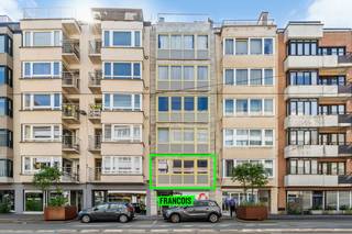 Gelegen in het centrum van Oostende, treffen we dit tweeslaapkamerappartement aan. Het pand bevindt zich op wandelafstand van alle winkels, horeca en uiteraard het strand en de Zeedijk. <br /><br />Binnenin het appartement heeft u eerst en vooral een ruime leefkamer, aangenaam lichtrijk dankzij het grote raampartij. Aansluitend is er de functioneel uitgeruste keuken. <br /><br />Aan de achterzijde van het pand zijn er twee slaapkamers en is er toegang tot het balkon. Tot slot is er nog een badkamer, het toilet is apart. <br /><br />Bent u op zoek naar een interessante investering aan de kust? Aarzel dan niet en neem contact op voor meer info of een afspraak. <br /><br />