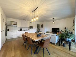 Dit recent gelijkvloers appartement biedt een ruime leefruimte met een open, ingerichte keuken en directe toegang tot het terras en de tuin. Het appartement beschikt over 2 slaapkamers, een badkamer, een apart toilet en een praktische berging.<br /><br />De staanplaats is verplicht bij te huren voor €80 per maand, en de algemene kosten bedragen €80 per maand. Met een EPC van 126 kwh/ m² jaar, geniet u hier van energiezuinig wonen op een uitstekende locatie. Fietsenberging aanwezig in het gebouw.<br /><br />Het appartement is vlot bereikbaar en bevindt zich vlakbij winkels en andere voorzieningen. Beschikbaar vanaf 01/08/2026.<br /><br />Bezoek mogelijk via mail.