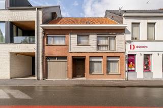 <strong>Ruime gezinswoning</strong> met <strong>4 slaapkamers</strong>, <strong>garage</strong> en <strong>zonnig terras</strong> in <strong>hartje Ingelmunster</strong>.<br /><br />Bent u op zoek naar een <strong>bijzonder ruime woning met karakter en potentieel</strong>? Dan is deze <strong>verzorgde woning</strong> gelegen in de Oostrozebekestraat 7 te Ingelmunster <strong>absoluut een bezoek waard.</strong><br />Met een<strong> bewoonbare oppervlakte </strong>van maar liefst <strong>250 m²</strong> biedt deze eigendom alle ruimte voor een groot gezin of voor wie op zoek is naar een <strong>prachtig renovatieproject met stevige basis</strong>.<br /><br />De woning is <strong>uitstekend gelegen</strong> pal in het<strong> centrum van Ingelmunster</strong>, vlak bij de Grote Markt en het gemeentehuis. Tal van winkels, horecazaken, scholen en andere diensten bevinden zich op wandelafstand.<br /><br /><u><strong>Indeling:</strong></u><br />Bij het betreden van de woning komt u terecht in <strong>de inkomhal</strong> die toegang biedt tot <strong>de ruime woonkamer vooraan</strong>. Verder leidt de hal naar de <strong>garage</strong>, <strong>het gastentoilet</strong>,<strong> de keuken</strong> (met grote frigocel) en de trap naar de verdieping. Achteraan bevindt zich een <strong>tweede leefruimte</strong> met <strong>zicht op het volledig aangelegde terras (met buitenbarbecue) </strong>en<strong> het</strong><strong> overdekt gedeelte.</strong> Via het overdekte terras bereikt u bovendien een<strong> praktische berging of opslagruimte.</strong><br />Op de <strong>eerste verdieping</strong> bevinden zich <strong>4 volwaardige slaapkamers</strong> en een <strong>badkamer</strong>. Via een zolderluik met valtrap bereikt u de <strong>zeer ruime zolder.</strong><br /><br />De woning beschikt bovendien over heel wat <strong>authentieke elementen</strong> en werd destijds <strong>solide gebouwd</strong>, wat zorgt voor een<strong> uitstekende basis om deze eigendom volledig naar eigen smaak te renoveren en in te richten.</strong><br />De woning wordt verwarmd via<strong> centrale verwarming met een HR-condenserende ketel</strong> die voldoet aan de huidige energiedoelstellingen.<br /><br />Deze woning is zeker een bezoekje waard! Contacteer hiervoor karen@immo-casa.be of bel naar 0475/31 73 07.