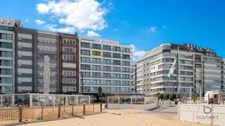 <p><span>LUXUEUS GERENOVEERD & VOLLEDIG GEMEUBELD APPARTEMENT MET PANORAMISCH ZEEZICHT AAN HET RUBENSPLEIN! </span></p><p><span>Adres in Residentie ROYAL met inkom: Meerminlaan 48 / B6.</span></p><p><span>Exclusief wonen met de zee letterlijk aan uw voeten. Op de zesde verdieping van Residentie ‘</span><span>Royal’</span><span>, pal aan het Rubensplein in Knokke-Albertstrand, bevindt zich dit bijzonder stijlvol gerenoveerde appartement met een schitterend frontaal uitzicht over het strand en de Noordzee.</span></p><p><span>De centrale ligging combineert het beste van Knokke: een uitzonderlijke ligging aan zee met winkels, restaurants en het levendige centrum op wandelafstand.</span></p><p><span>De leefruimte vormt het hart van het appartement en geniet dankzij de grote raampartijen volop van natuurlijk licht en het weidse zeezicht. De open keuken sluit mooi aan bij de eet- en zithoek en werd volledig op maat ingericht met een keramisch werkblad, kwalitatieve inbouwtoestellen en een geïntegreerde wijnkoeler.</span></p><p><span>Bij de renovatie werd duidelijk gekozen voor kwaliteit en een tijdloze uitstraling. Het visgraatparket, het verzorgde maatwerk en de combinatie van warme materialen en verfijnde details zorgen voor een stijlvol en harmonieus interieur.</span></p><p><span>Verder beschikt het appartement over twee comfortabele slaapkamers, beide uitgerust met ingemaakte kasten en een eigen badkamer. Een afzonderlijke berging biedt praktische opbergruimte en plaats voor wasmachine en droogkast.</span></p><p><span>Het appartement wordt gemeubeld en ingericht verkocht, waarbij het meubilair in de verkoopprijs is inbegrepen.</span></p><p><span>Voor extra comfort bestaat de mogelijkheid om in een nabijgelegen residentie een privatieve autostaanplaats aan te kopen voor € 75.000.</span></p><p><span>Een gemeubeld instapklaar en luxueus verblijf op een absolute toplocatie, met het Rubensplein en de Noordzee als dagelijks decor.</span></p><p><span>Contacteer ons voor meer informatie of een bezoek ter plaatse!</span></p><p><span> </span></p>