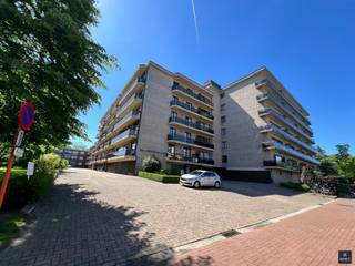 RUIM EN LICHTRIJK HOEKAPPARTEMENT OP TOPLOCATIE Bent u op zoek naar een ruim appartement in de gegeerde Cortewallewijk vlakbij het centrum van...