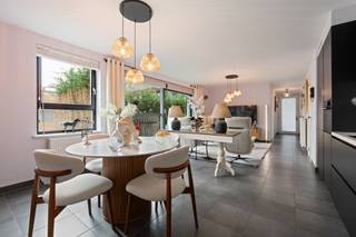 [[ DIT PAND NEEMT DEEL AAN DE ERA OPEN HUIZEN DAG OP 19/9 VAN 13:00 TOT 14:00 ]]
<p>Uniek lichtrijk appartement in Nieuwpoort, vlak bij winkels en de kust.</p>

<p> </p>

<p>Dit direct instapklare appartement biedt een praktische woonoplossing op een centrale ligging in Nieuwpoort. Dankzij de vlotte bereikbaarheid en de nabijheid van de zee, de markt, winkels en horecazaken geniet u hier van comfortabel wonen aan de Belgische kust. Dit één slaapkamer appartement is lichtrijk en heeft een uitzonderlijk ruim terras op het binnenplein dat 100% privacy biedt.<br />Dankzij de private inkom voor dit appartement heb je geen geluidshinder. De indeling maakt het pand interessant als vaste woonst, tweede verblijf of investering. Een ideale opportuniteit voor wie een appartement aan zee zoekt in West-Vlaanderen. Gemeenschappelijke fietsenberging en toegang tot ondergrondse parking. Directe toegang tot supermarkt en vlakbij de tram- en bushalte.</p>

<p> </p>

<p>troeven:<br />- aparte inkom<br />- ruim terras met nieuwe zonneluifel en kunstgras <br />- lichtrijk appartement<br />- energielabel A<br />- instapklaar</p>

<p> </p>

<p>Neem vandaag nog contact op met je ERA-makelaar voor een bezoek.<br />sylvie@eraservimo.be of +32 496 078 210.</p>

<p> </p>

<p>JOUW DROOMAPPARTEMENT. ZO GEVONDEN!</p>