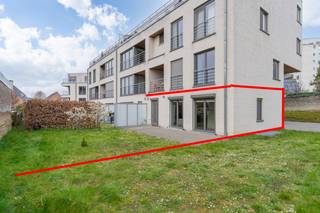 Welkom in dit lichtrijke appartement in het hart van Heverlee! Gelegen in de rustige Leeuwerikenstraat te Heverlee geniet u hier van een groene en residentiële omgeving, op een boogscheut van Leuven-centrum. U woont hier vlak bij het Heverleebos en andere natuurgebieden, met alle voorzieningen en openbaar vervoer op korte afstand. Een ideale locatie voor wie rust en bereikbaarheid weet te appreciëren.<br /><br />U komt binnen via de inkomhal met vestiaire en een apart toilet. Van daaruit bereikt u de leefruimte met open keuken, die via het zuidwest-gericht terras (+/- 20 m²) rechtstreeks aansluit op de tuin. De slaapkamer en de badkamer bevinden zich eveneens op het gelijkvloers. Een bijkomende berging binnen het appartement biedt extra opbergruimte.<br />Vanuit de leefruimte stapt u via het terras de tuin van ongeveer 50 m² in, waarvan de bewoner het exclusief en privatief genot heeft, een zeldzame troef voor een appartement op deze locatie.<br /><br />Lichtarmaturen, rolgordijnen en rolluiken zijn ook reeds voorzien in het gehele appartement. <br /><br />De huurprijs bedraagt € 1140 per maand, met een maandelijkse provisie van € 60 voor de gemeenschappelijke kosten. De nutsvoorzieningen zijn ten laste van de huurder maar met een zeer goed EPC-score 118 - B blijven de energiekosten beperkt. Het appartement is beschikbaar vanaf 1 september en wordt verhuurd als hoofdverblijfplaats met een huurcontract van minimum 3 jaar.<br /><br />Interesse in een bezichtiging? Plan snel een afspraak op https://immojanstas.be/nl/huren via onze online agenda, de snelste en efficiëntste manier om een bezichtiging in te plannen! Voor vragen zijn wij beschikbaar op het nummer 016 23 90 81, elke weekdag van 10u tot 13u.