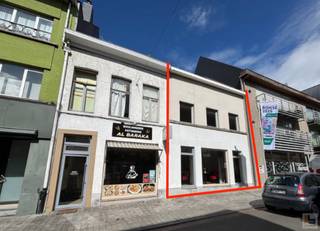 Handelspand met woonst te koop in hartje RonseWijnstraat 77 te RonseHet gelijkvloers omvat een handels-/winkel- of kantoorruimte, gelegen in de...
