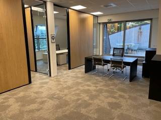 Modulair werken op een inspirerende locatie in Business-center d'Offiz te Turnhout. <br />Gelegen aan de Parklaan (Ring Turnhout) in een kantoorgebouw van 3200 m². <br /><br />Unit 156m²: privatief kantoor van 78m² + deel 50% gemeenschappelijke ruimte – dienstencontract van 40% huur en 60% diensten + BTW op basis van 2 personen.<br /><br />Nettohuur enkel is ca. 78 €/m² <br /><br />Volgens het dienstencentrum principe en ter beschikking + BTW<br />Detailprijs op aanvraag afhankelijk van 3 factoren:<br />- flexibiliteit<br />- aantal m²<br />- aantal personen<br /><br />www.doffiz.com