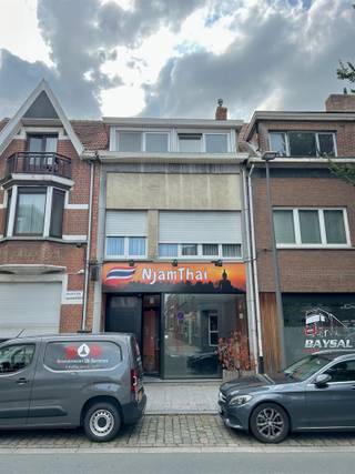 <p><span>Centraal gelegen gebouw (gerenoveerd in 1995-1996) bestaande uit een gelijkvloers (kantoor, winkel, praktijkruimte) met een oppervlakte van ca. 98 m² voorzien van verschillende (bureel)ruimtes, sanitair, een kitchenette en berging en een duplex-appartement van ca. 128 m² met terras. Het appartement situeert zich op de eerste verdieping waar zich een ruime woonkamer bevindt alsook de volledig ingerichte keuken, de badkamer voorzien van ligbad en douche en een apart toilet, de keuken biedt toegang tot een zonnig terras (recent vernieuwd) van ca. 18 m² en de tweede verdieping verdeeld in twee ruime slaapkamers. </span></p><p><span>Beide eenheden hebben een aparte inkom.</span></p><p><span>Het gelijkvloers werd tot voor kort verhuurd aan € 927 per maand, het appartement wordt nog gehuurd aan € 998 per maand.</span></p><p><span>Achter het gebouw bevindt zich een garagebox. Deze is inbegrepen in de prijs.</span></p><p><span>Mits enige opfriswerken biedt dit eigendom tal van mogelijkheden.</span></p><p><span>e-peil duplex = D, de elektrische installatie van het gelijkvloers is conform</span></p>