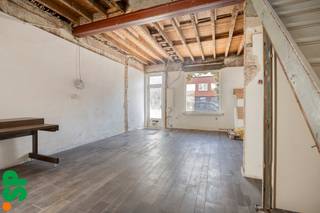 Charmante woning op perceel van 7A 34CA in het hart van Geel.<br /><br />Bent u op zoek naar een charmante woning met karakter, gelegen op wandelafstand van scholen, winkels, het zwembad en het openbaar vervoer? Dan is deze deels te renoveren woning precies wat u zoekt. Dankzij de centrale ligging, het ruime perceel en de vele recente investeringen vormt deze woning de ideale basis om volledig naar eigen smaak af te werken.<br /><br />Indeling: <br />Bij het betreden van de woning komt u in de leefruimte terecht. Aansluitend bevindt zich de keuken met veranda, die uitkijkt op de tuin en veel natuurlijk licht binnenbrengt. Op de eerste verdieping zijn er twee slaapkamers en een afgewerkte badkamer. Voorts is er ook een kelder- en zolderruimte aanwezig. <br /><br />Troeven van deze woning:<br />- Ruim perceel van 734 m²<br />- Recent vernieuwd dak<br />- Gunstig EPC-label C (269 kWh/m²)<br />- Conforme elektrische installatie<br />- Recent geplaatste zonnepanelen<br />- Niet gelegen in een overstromingsgebied<br />- Karaktervolle woning met tal van mogelijkheden<br />- Centrale ligging in het hart van Geel<br /><br />Met haar centrale ligging, ruime perceel en reeds uitgevoerde renovatiewerken biedt deze woning tal van mogelijkheden voor wie op zoek is naar een woning die verder naar eigen wensen kan worden afgewerkt.<br /><br />Voor meer informatie of een bezoek ter plaatse, kan u contact opnemen met IMMO SP via 014 59 10 20 of mailen naar jill@immosp.be. Benieuwd naar de waarde van uw eigen woning? Vraag vrijblijvend een gratis verkoopanalyse aan – wij helpen u graag verder!