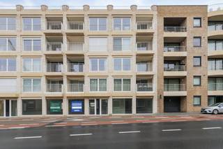 Casco kantoorruimte van ca. 235 m² te koop in Residentie Vonk te Ieper. Ook mogelijkheid om naastgelegen kantoor van ca. 155 m² aan te...