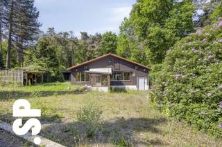 Chalet op perceel van 4.205,04 m² recreatiegrond in het hart van Laakdal.<br /><br />Op zoek naar een sfeervol tweede verblijf midden in het groen? Deze gezellige <strong>chalet</strong>, gelegen op een ruim perceel van <strong>4.205,04 m²</strong>, biedt de ideale uitvalsbasis voor wie rust, natuur en privacy zoekt. Het perceel is <strong>gelegen in een uitgestrekt en mooi recreatiegebied,</strong> wat het de perfecte plek maakt voor natuurliefhebbers. <br /><br />De chalet bevindt zich in het <strong>bosrijke Laakdal</strong>, op een prachtig perceel dat volledig omheind is en rechtstreeks bereikbaar is vanaf de openbare weg. Hier word je elke ochtend wakker door het zachte gezang van vogels en de frisse geur van het omringende groen. <br /><br />Indeling en troeven:<br />- Gezellige chalet, ideaal als <strong>weekendverblijf of tweede verblijf</strong><br />- Gelegen op <strong> 4.205,04 m² recreatiegrond</strong><br />- <strong>Volledig omheind perceel</strong> met natuurlijke begroeiing<br />- <strong>Goede bereikbaarheid</strong> via de openbare weg<br />- Omgeven door <strong>groen, rust en natuur<br /></strong>- Asbestveilig <br /><br />Perfecte plek om te ontspannen, wandelen, fietsen en genieten<br /><br />Let op: domicilie is niet toegestaan, dit pand is uitsluitend bestemd voor recreatief gebruik.<br /><br />Laat je verleiden door deze unieke kans om te investeren in rust en natuur. Ideaal voor natuurliefhebbers, rustzoekers of wie een eigen plekje in het groen zoekt om er even tussenuit te zijn.<br /><br />Voor meer informatie of een bezoek ter plaatse, kan u contact opnemen met IMMO SP via <strong>014/591020</strong> of mailen naar <strong>Jill@immosp.be.</strong><br /><br />Benieuwd naar de waarde van uw eigen woning? Vraag vrijblijvend een gratis verkoopanalyse aan – wij helpen u graag verder!