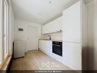 Tel: 0456 79 45 19 / E-mail: sophia.vanhove@weinvest.be<br /><br />We Invest biedt u met plezier, in exclusiviteit, dit charmante en zeer lichtrijke appartement aan, gelegen op de 1ste verdieping achteraan in een gebouw in Brussel.<br /><br />Ideaal gelegen in Brussel, geniet het pand van een uitstekende ligging vlakbij Sint-Katelijne, de Sint-Goriks Hallen en het stadscentrum. De buurt biedt een dynamisch en aangenaam leefkader met tal van winkels, supermarkten, restaurants, cafés en openbaar vervoer op wandelafstand. U geniet bovendien van een snelle toegang tot de belangrijkste verkeersaders en alle voorzieningen van het centrum van Brussel.<br /><br />Het appartement bestaat uit een aangename, lichtrijke woonkamer, een uitgeruste keuken, evenals een moderne doucheruimte met toilet. Een binnentrap leidt naar de verdieping, die een tweede lichtrijke leefruimte biedt, ideaal als bureau- of ontspanningsruimte.<br /><br />Huurprijs: €910/maand<br />Kosten: €95/maand (provisie voor warm water en verwarming, elektriciteit en onderhoud van de gemeenschappelijke delen).<br />EPC: F<br /><br />Onmiddellijk beschikbaar voor een minimumtermijn van 3 jaar.<br /><br />Wacht niet te lang om te komen bezichtigen! Voor meer exclusieve panden, bezoek www.weinvest.be