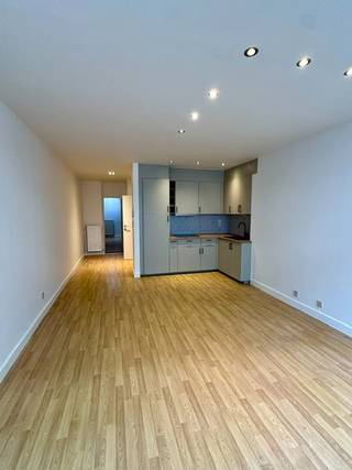 Gezellig, net gerenoveerd gelijkvloers appartement met 1 slaapkamer in een mooi herenhuis, op zeer goede ligging in het historische centrum aan de Stadswaag. <br /><br />Onmiddellijk beschikbaar. Nieuw geschilderd en instapklaar. <br /><br />Indeling: <br />Inkomhal met apart toilet, leefruimte op parket, met open ingerichte keuken (voorzien van koelkast, kookvuur en dampkap), badkamer met ligbad, ruime slaapkamer aan de achterzijde. <br /><br />Bijzonderheden: <br />Maandelijkse kosten 30 euro (voor verbruik water), gas en elektriciteit met eigen meters. <br />EPC score 254 kWh/m².
