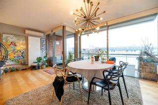 ETTERBEEK (Avenue des Volontaires, 6) – Located on the 3rd floor of a magnificent, well-maintained building just steps from the Etterbeek...